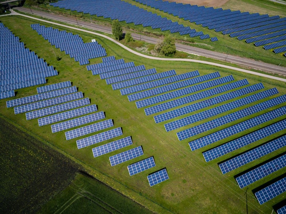 Solar photovoltaic panel array